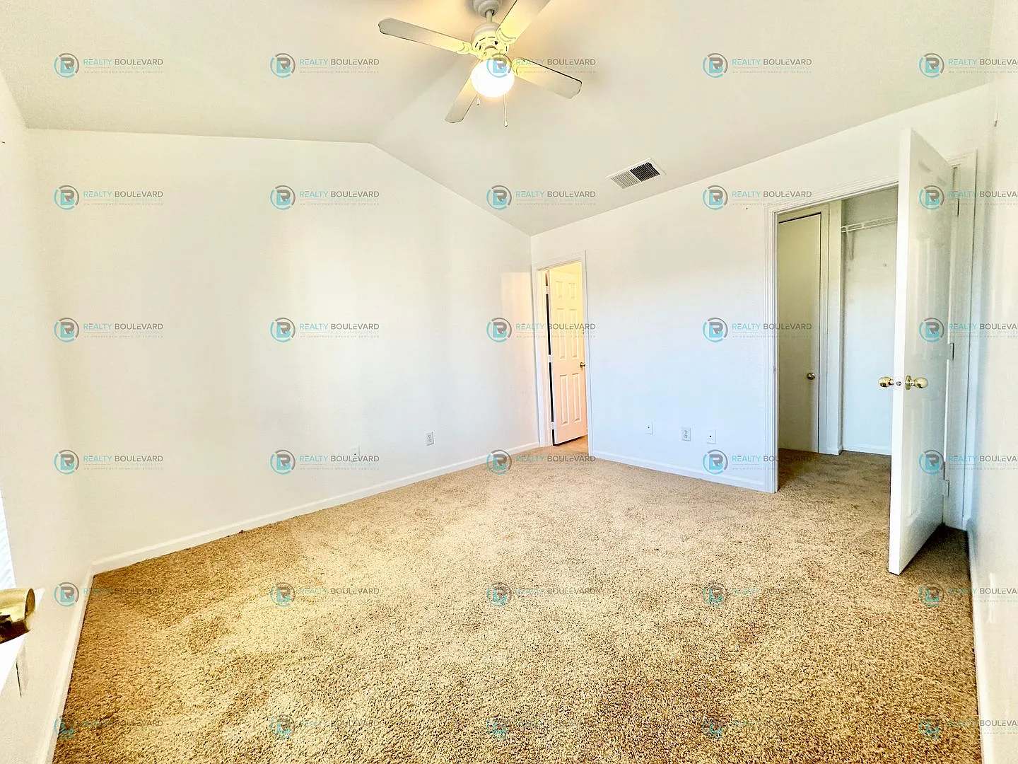 Come see this unique apartment that has 4 bedroom & 4 bathrooms!! It is less than 2 miles from UN... — Photo 3