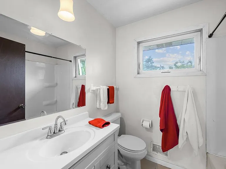 1077 Thorndale Ave — Photo 14