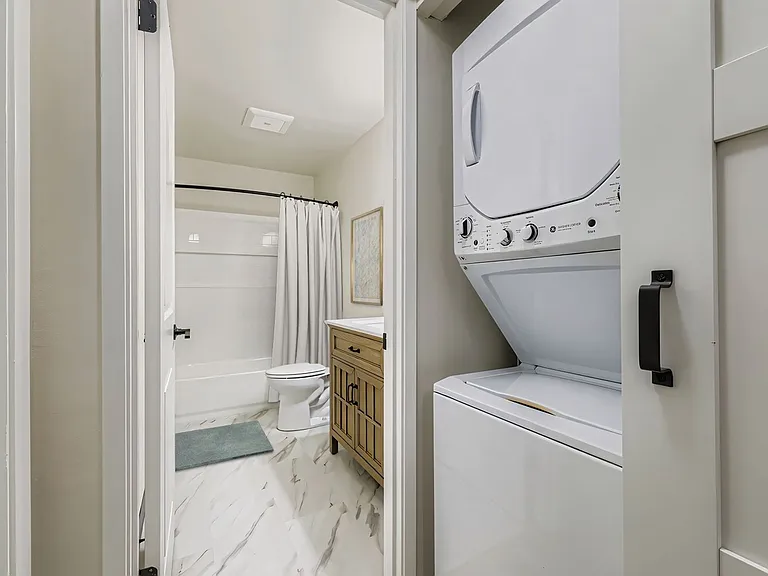 Beautifully Renovated 1 & 2 Bedroom Apartments in Lynnwood! — Photo 37