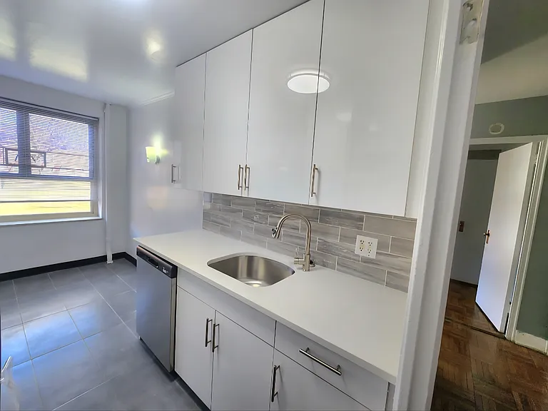 196-15 65th Cres #B — Photo 5