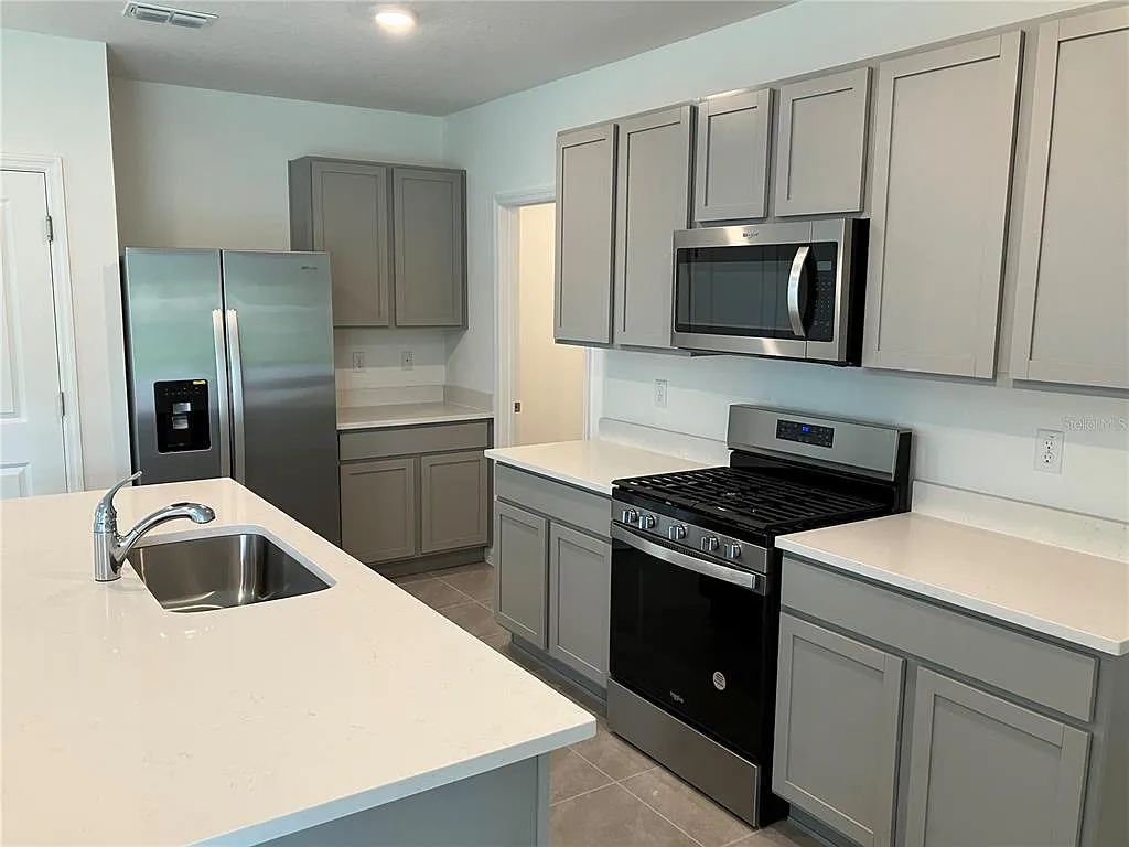 5 bed, 3.0 bath, 2453 sqft, $2,550 — Photo 4