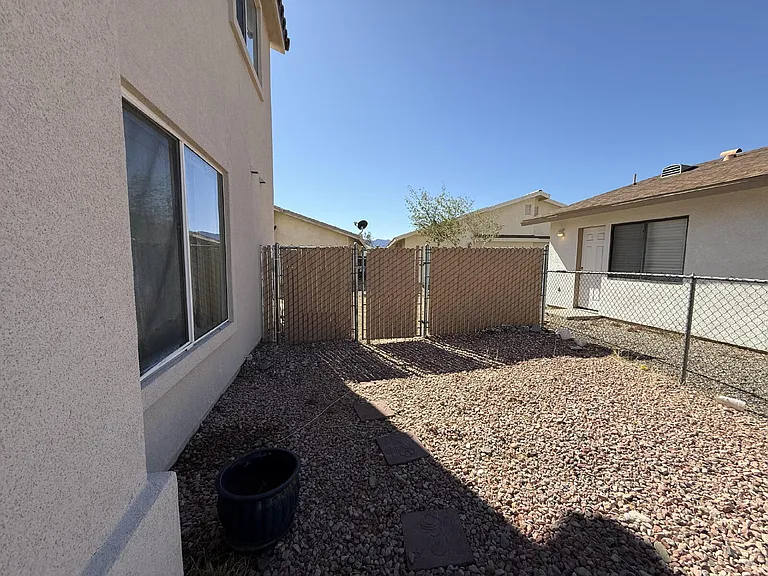 384 Anna Cir #A — Photo 2