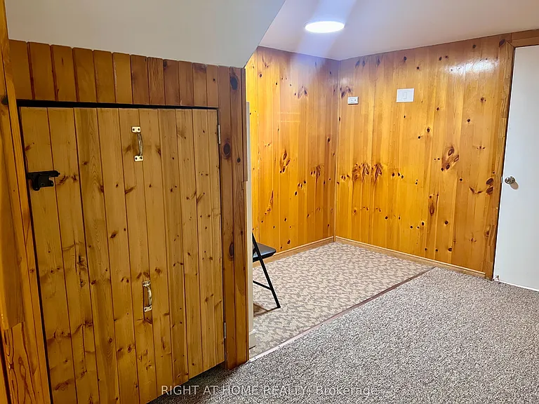 2 Thorncroft Cres — Photo 3