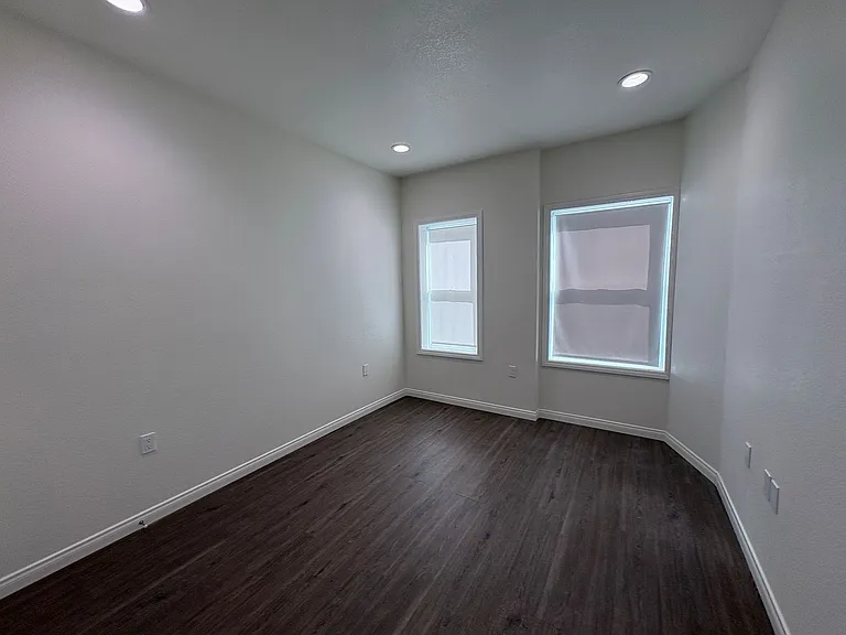 162 E Line St — Photo 7