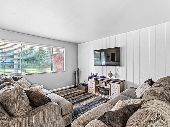 5th image of 305 Kirk Dr W