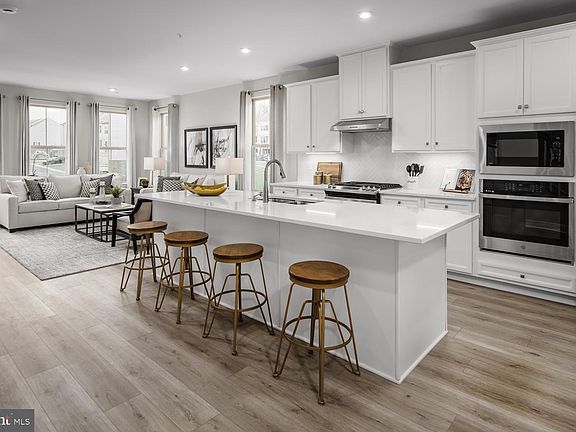 4th image of 1725 Destrier St