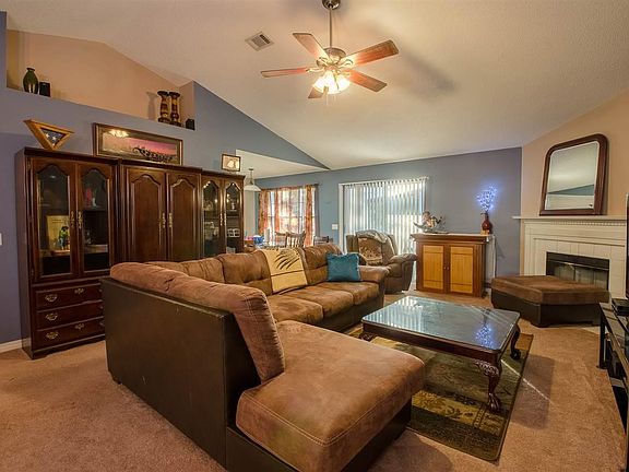 3rd image of 6761 Community Dr