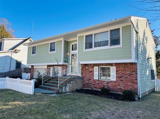 22 Bell Ln, Bayville, NY 11709