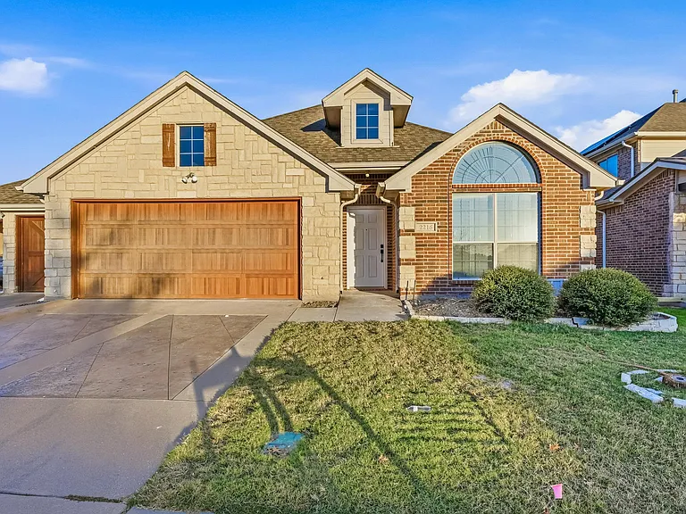 2216 Paige Ct — Photo 1