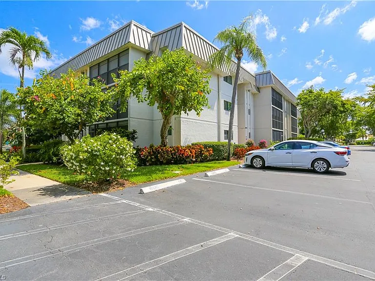 788 Park Shore Dr #D27 — Photo 2