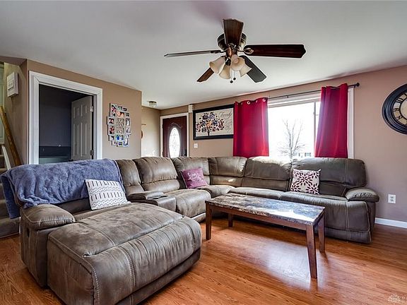 3rd image of 913 Spring Lake Cir