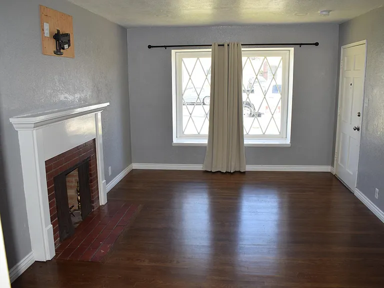831 E Terrace Dr — Photo 2