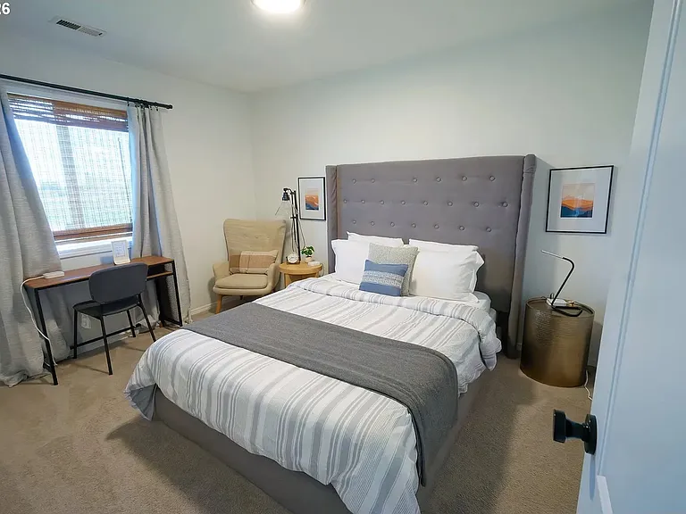 2nd bedroom, queen bed