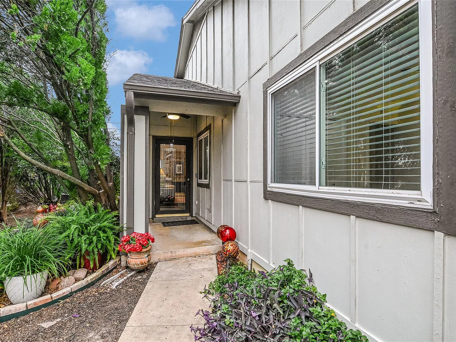2 bed, 2.0 bath, 1348 sqft, $1,995 — Photo 3