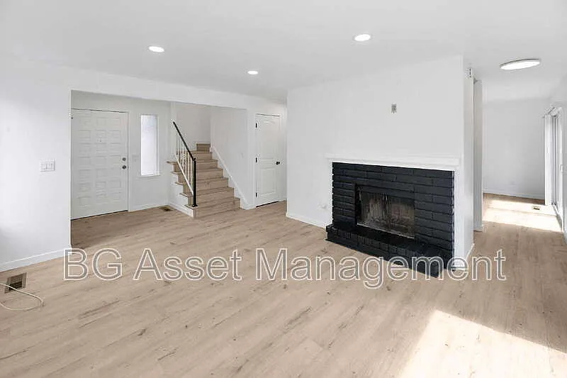 3 bed, 2.5 bath, 1527 sqft, $3,250 — Photo 3