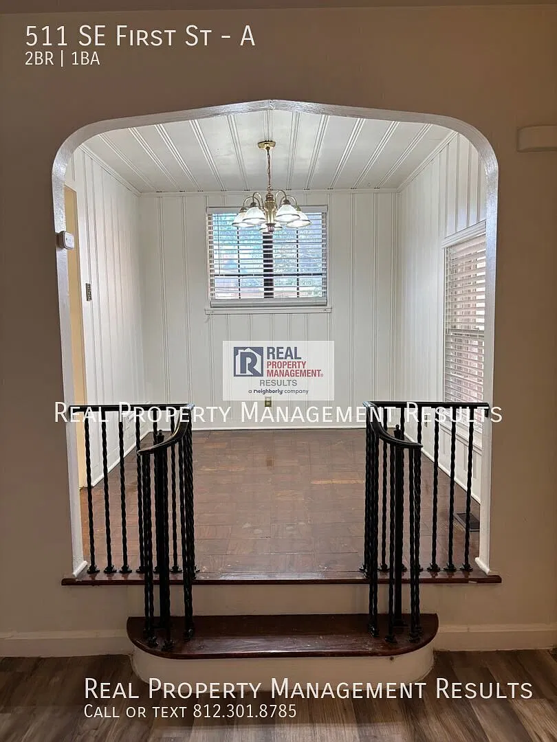Charming Downtown Apartment with Screened-In Front Porch — Photo 4
