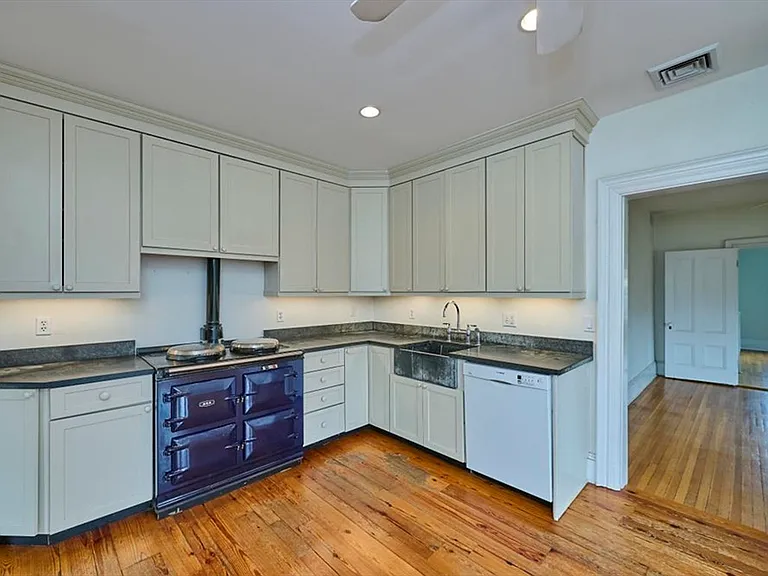 16 Indiana Ter — Photo 12