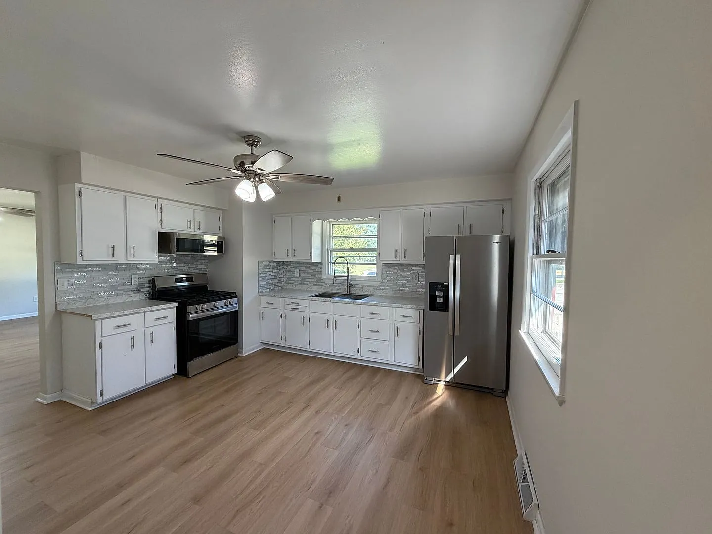 3 bed, 2.0 bath, 1152 sqft, $1,998 — Photo 3