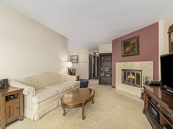 2nd image of 2S407 Emerald Green Dr Unit C