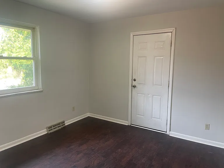 493 Zahn Dr #1 — Photo 5