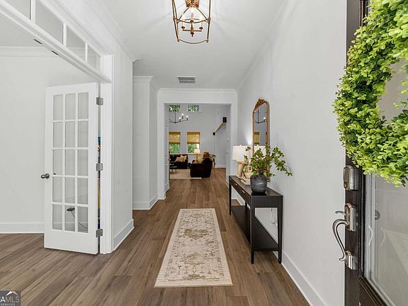 3rd image of 1880 Sycamore Cir
