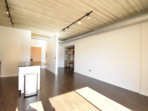 3rd image of 1440 S Michigan Ave APT 415
