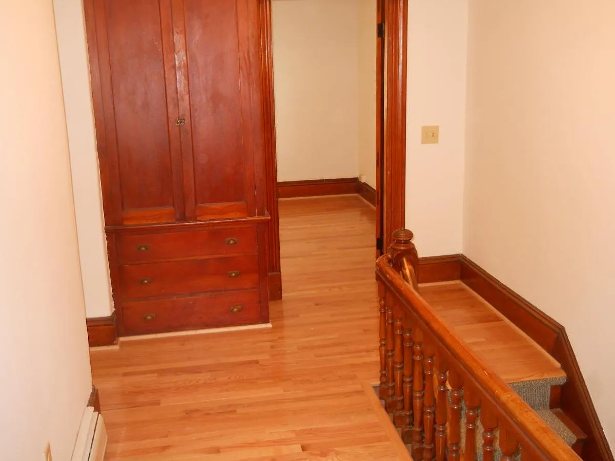 3 bed, 1050 sqft, $3,225 — Photo 3