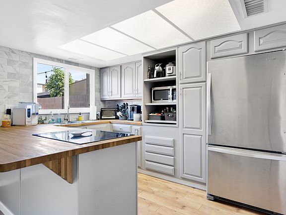 2nd image of 2844 E Clarendon Ave