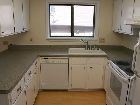 3rd image of 106 Camberley Pl