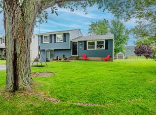 1169 Meadowbrook Ln, Farmington, NY 14425
