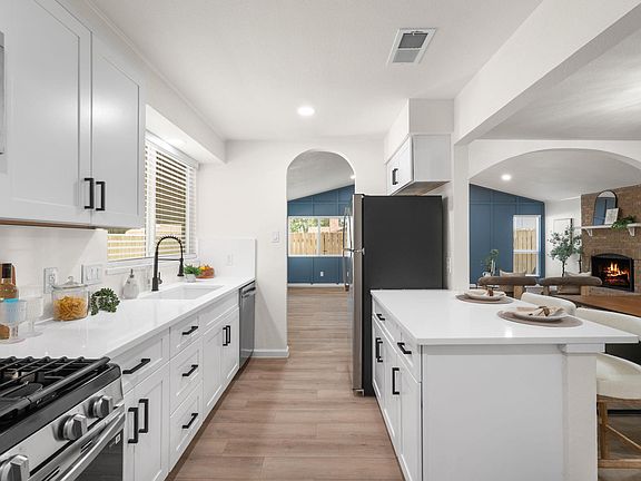 3rd image of 7204 Towering Oaks Dr