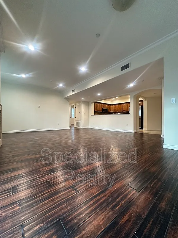 3 bed, 2.5 bath, 1640 sqft, $4,195 — Photo 3