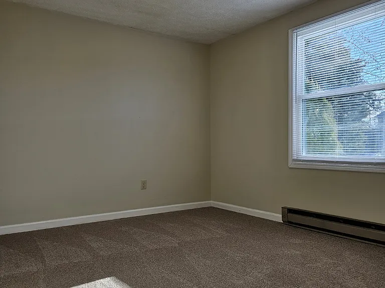 212 E Fairfax St — Photo 4