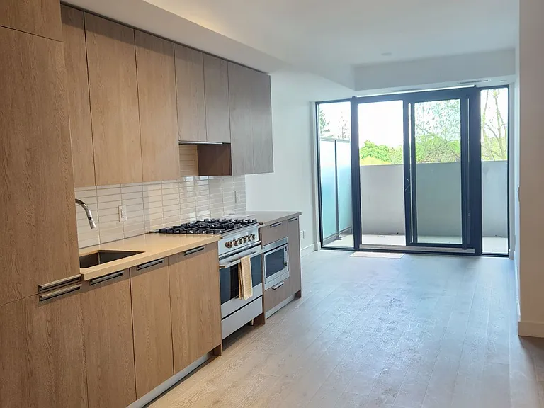 160 Kingsway Cres #418 — Photo 5