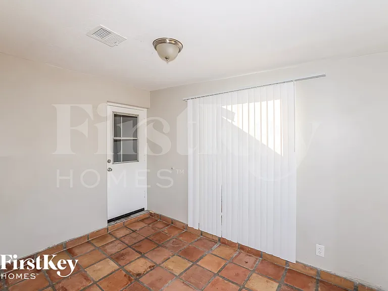 7646 N 37th Ave — Photo 7