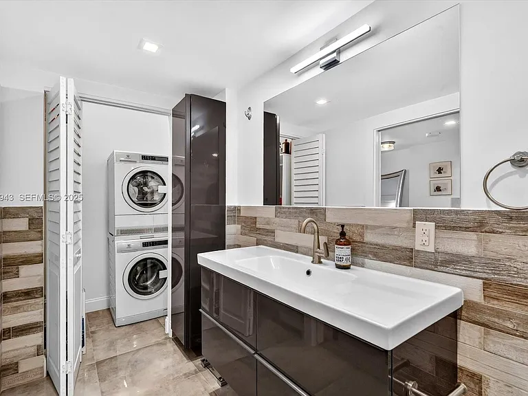 2301 Collins Ave #714 — Photo 12