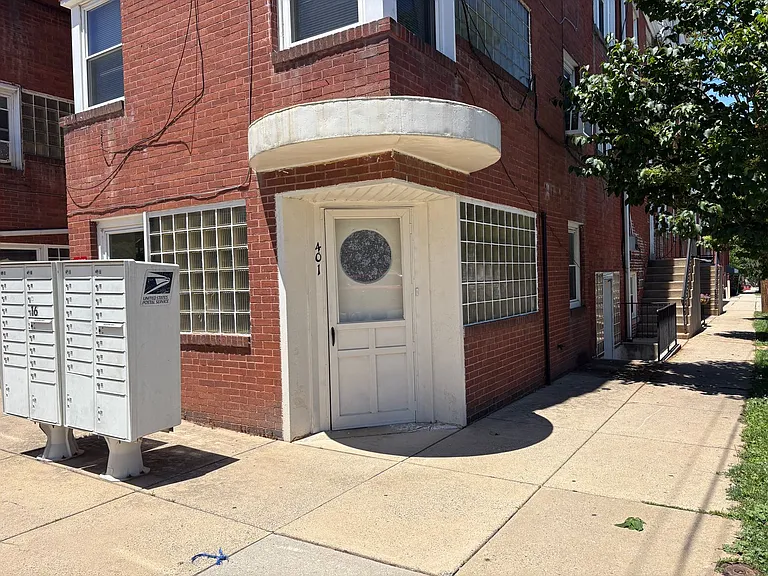 403 W James St — Photo 4