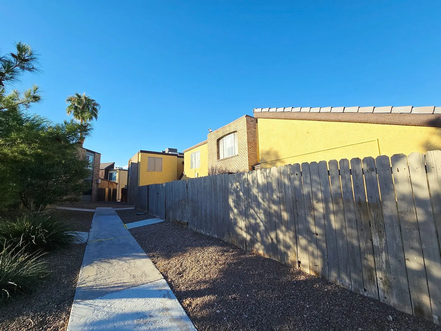 Beautifully Renovated 2 Bedroom Condo Near UNLV with Community Pool — Photo 2