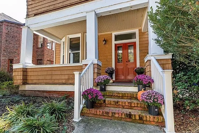 831 Gates Ave #B — Photo 2