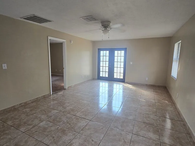 609 N Palm Dr — Photo 6