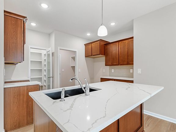 4th image of 907 W 17th St