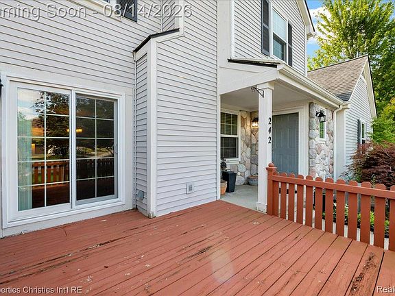 3rd image of 242 Barrington Cir