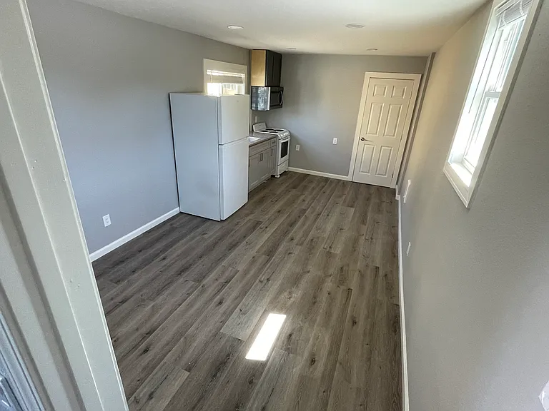 1119 Elgin St — Photo 5