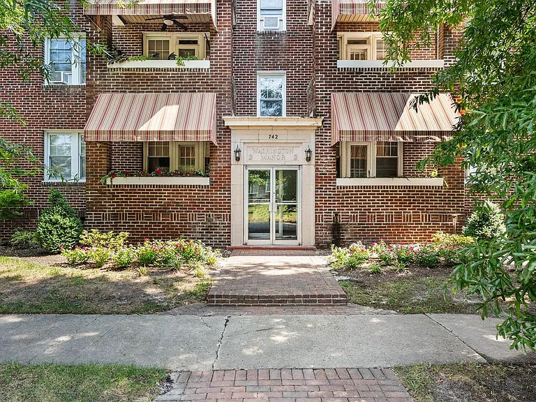 742 Washington Park #B4 — Photo 2