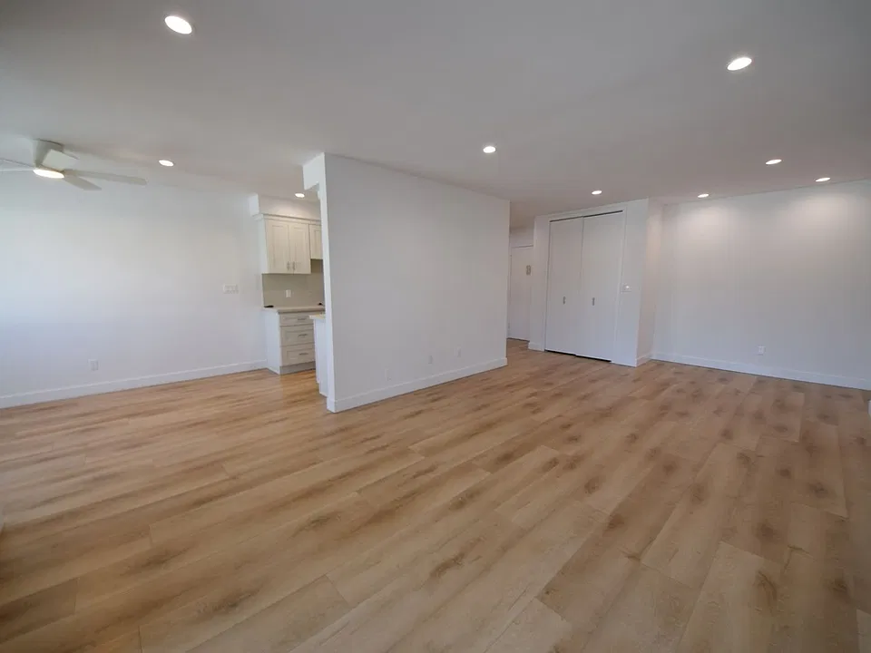1223 S Bundy Dr