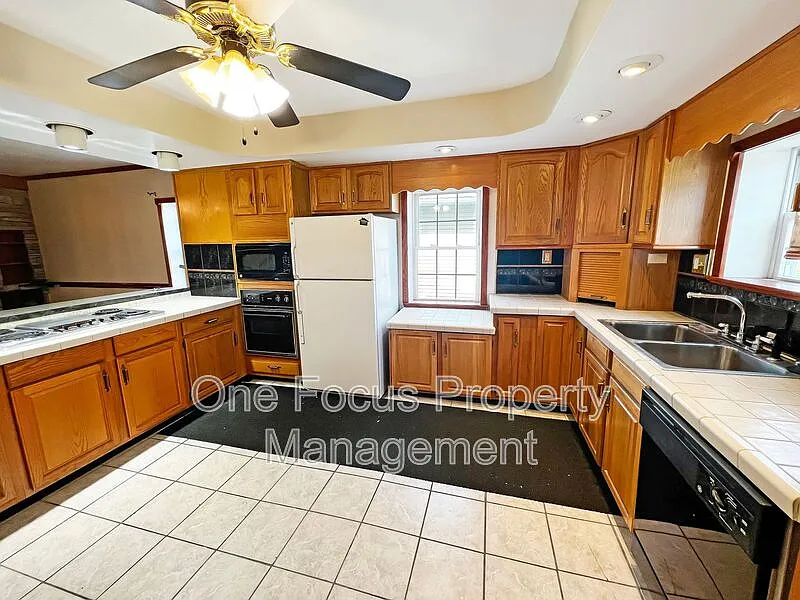 3 bed, 2.0 bath, $1,295 — Photo 3