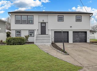 19 Laurel Rd, Freeport, NY 11520
