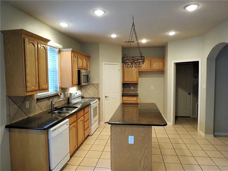 8004 Ranchvale Ln — Photo 7