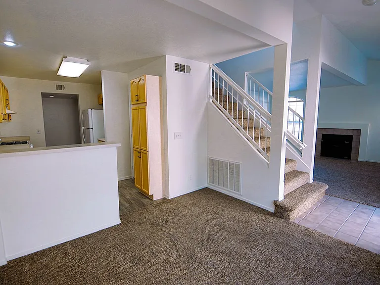 8023 W Rochelle Ave — Photo 5