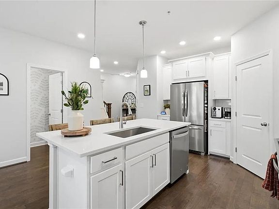 3rd image of 378 Niles Ct